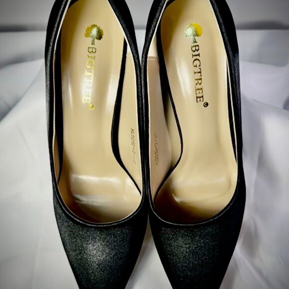 Black Heels With Vine Filigree - Picture 4 of 6